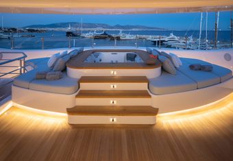 O'Pari yacht charter lifestyle
                        