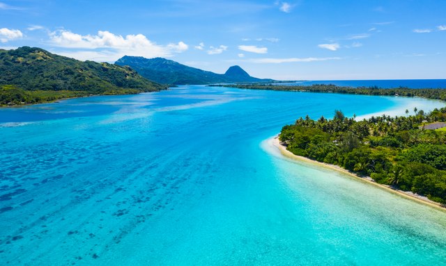 Explore Tahiti onboard luxury charter yacht MISCHIEF